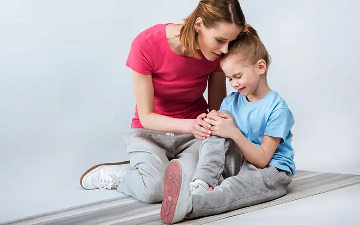 Phải l&agrave;m g&igrave; khi trẻ bị đau xương ống ch&acirc;n?