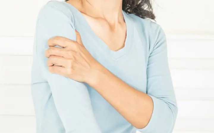 Đau nhức c&aacute;nh tay phải, tr&aacute;i cảnh b&aacute;o bệnh g&igrave;?