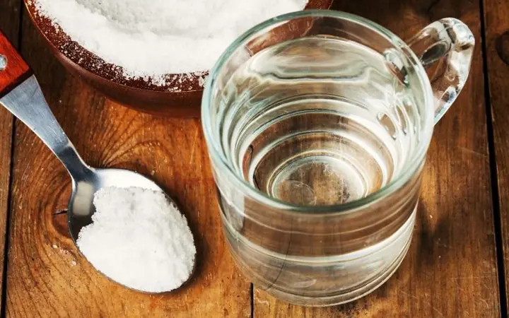 Sử dụng nước muối lo&atilde;ng